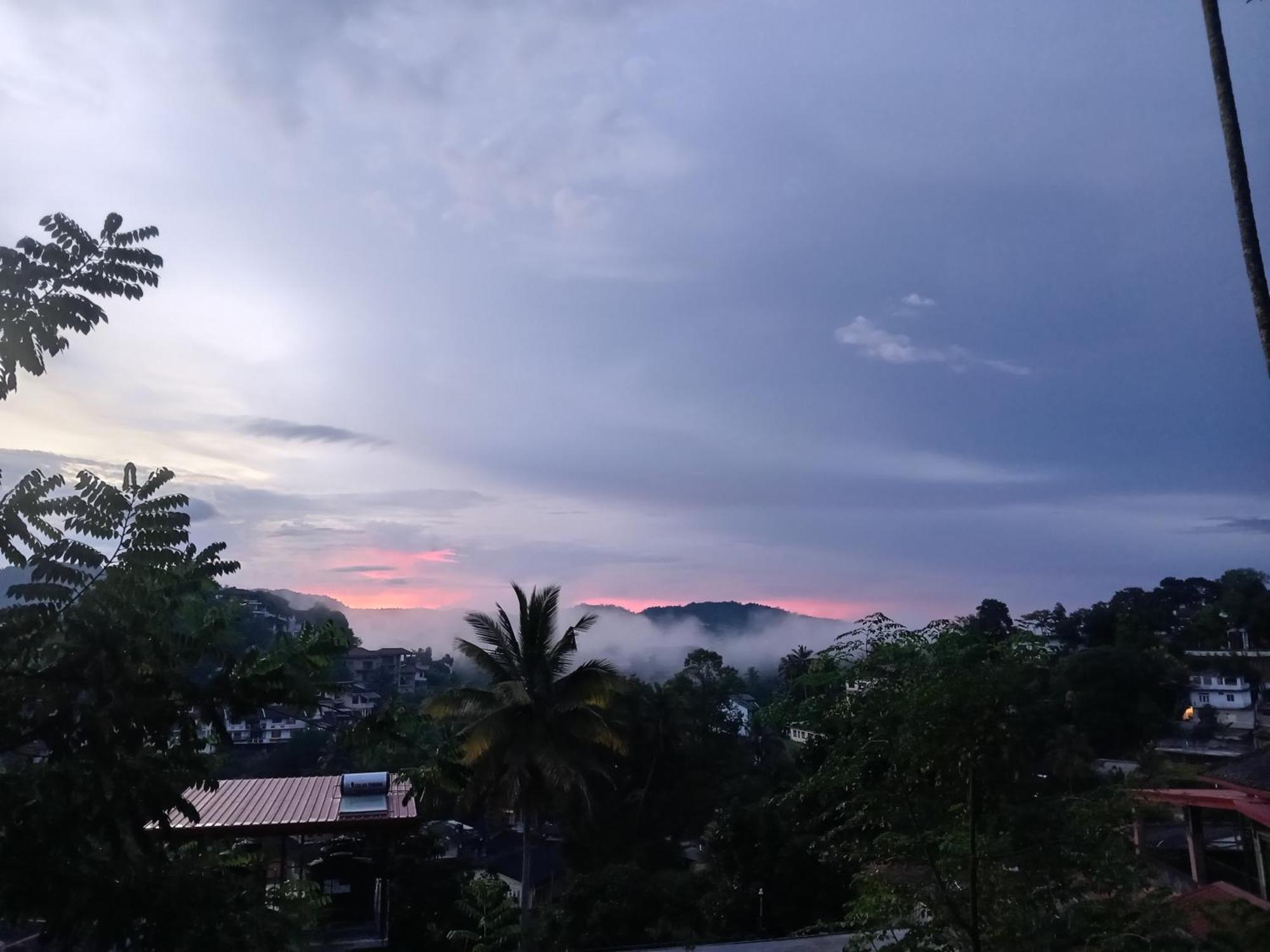 Fly Infinity - Home Stay แคนดี้ ภายนอก รูปภาพ